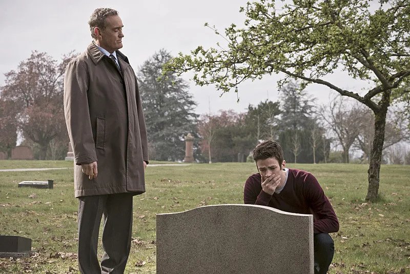 John Wesley Shipp und Grant Gustin in %26bdquo;The Runaway Dinosaur%26ldquo; &copy; The CW