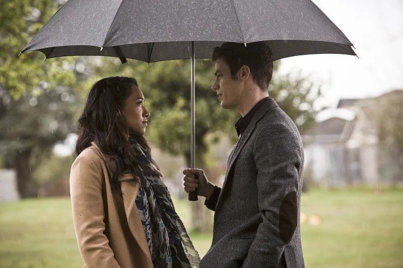 Candice Patton und Grant Gustin in %26bdquo;The Runaway Dinosaur%26ldquo; &copy; The CW