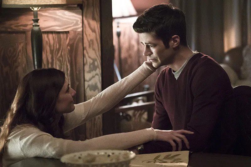Michelle Harrison und Grant Gustin in %26bdquo;The Runaway Dinosaur%26ldquo; &copy; The CW