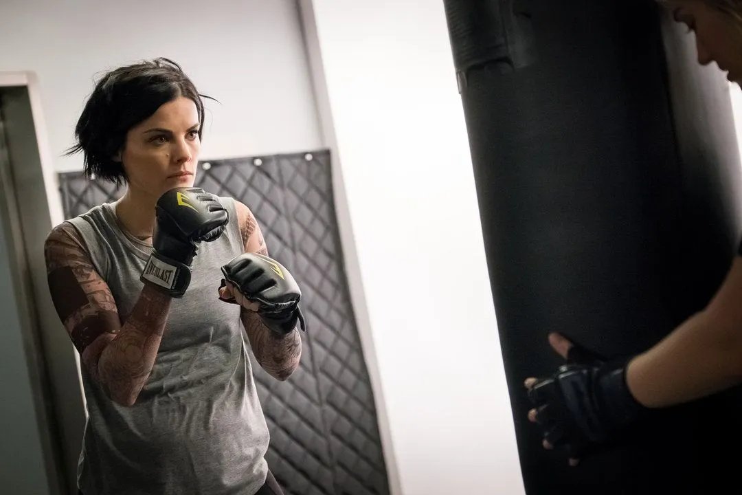 Jane (Jaimie Alexander) beginnt den Tag gerne mit einer Runde Bratzentraining. &copy; NBC