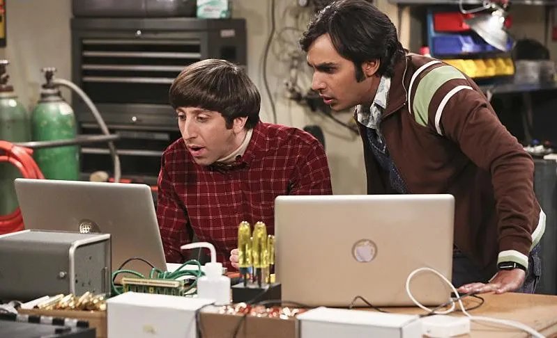 Howard und Raj erhalten eine beunruhigende E-Mail von der Air Force. &copy; CBS