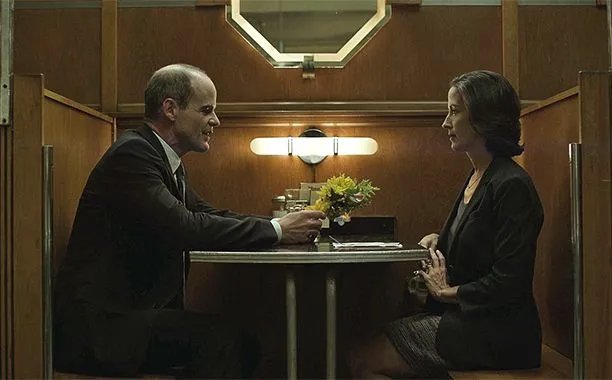 Doug (Michael Kelly) begibt sich in gefährliches Fahrwasser. &copy; Netflix