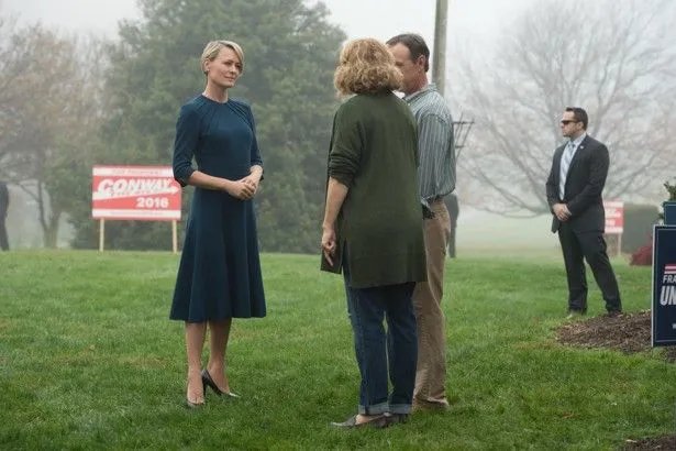 Claire (Robin Wright; l.) macht Wahlkampf in South Dakota. &copy; Netflix