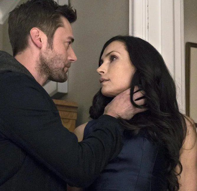 Tom geht Scottie an die Gurgel in %26bdquo;The Blacklist%26ldquo;. &copy; Virginia Sherwood/NBC