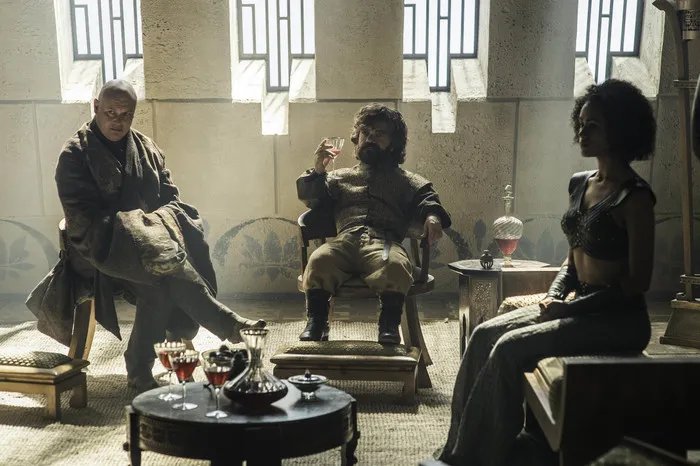 Vary (Conleth Hill); Tyrion (Peter Dinklage) und Missandei (Nathalie Emmanuel) in %26bdquo;Book of the Stranger%26ldquo; &copy; HBO
