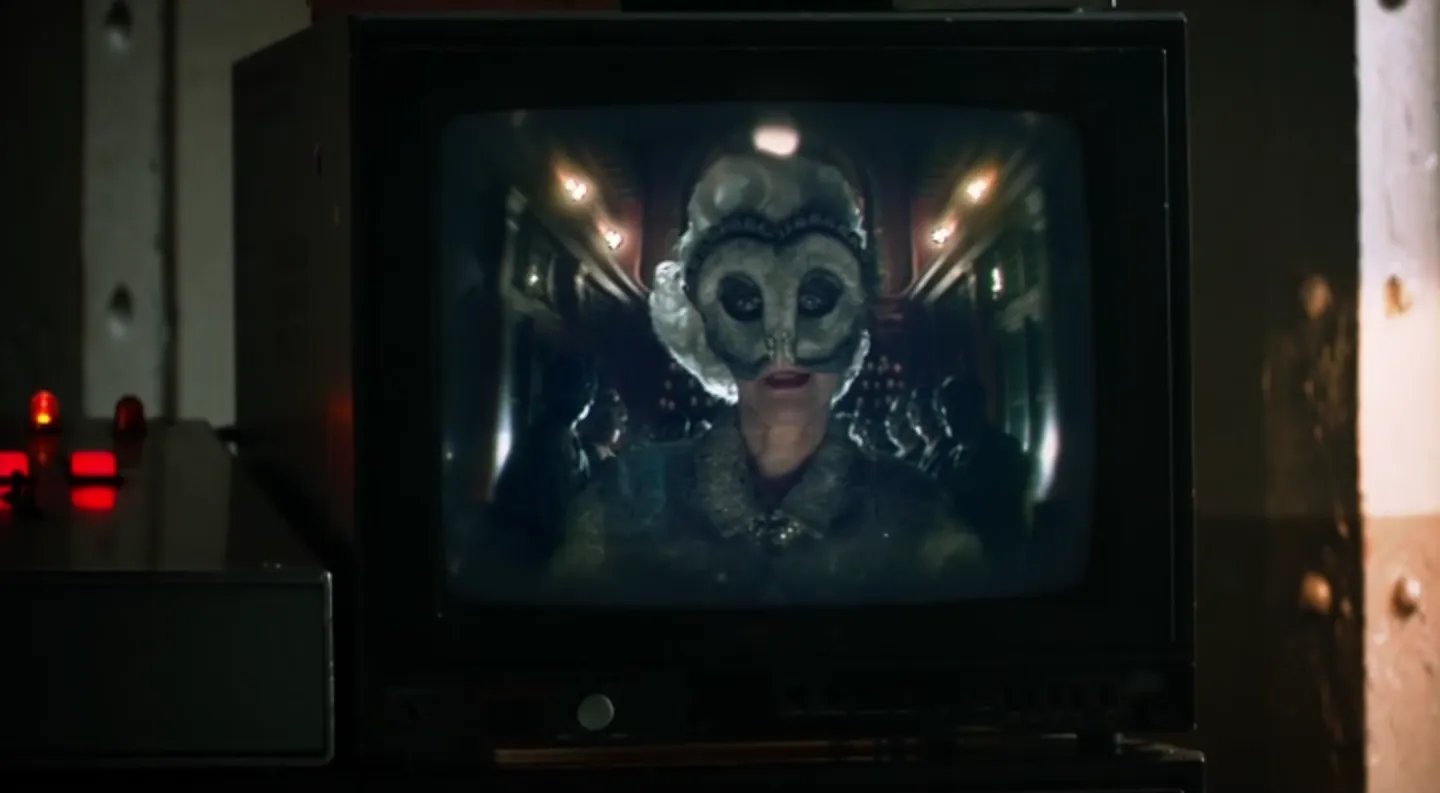 Der %26bdquo;Court of Owls%26ldquo; ruft mal eben bei dem Fernseher von Hugo Strange (BD Wong) durch. © FOX