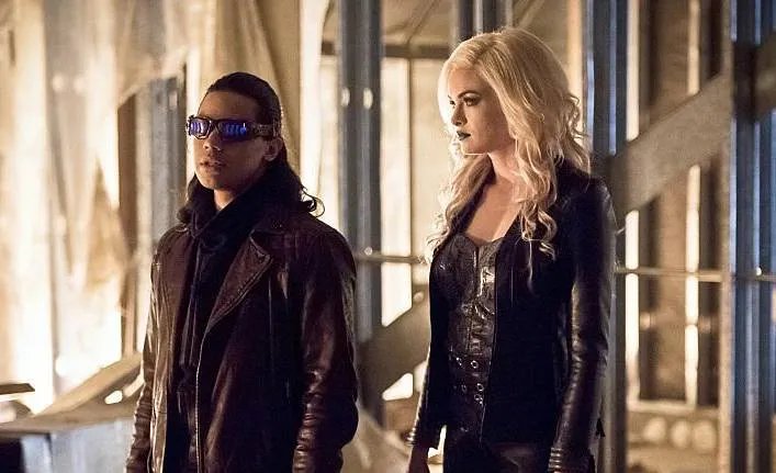 Cisco (Carlos Valdes) und Caitlin (Danielle Panabaker) in Verkleidung © The CW
