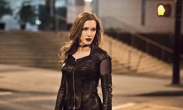 Katie Cassidy als Black Siren in %26bdquo;Invincible%26ldquo; © The CW