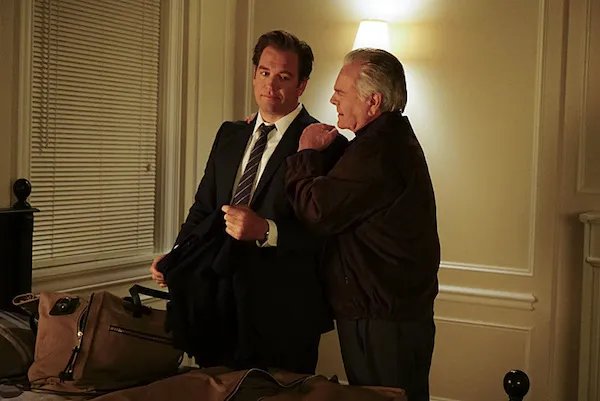 Tony (Michael Weatherly) und sein Vater (Robert Wagner) in %26bdquo;Family First%26ldquo; &copy; CBS