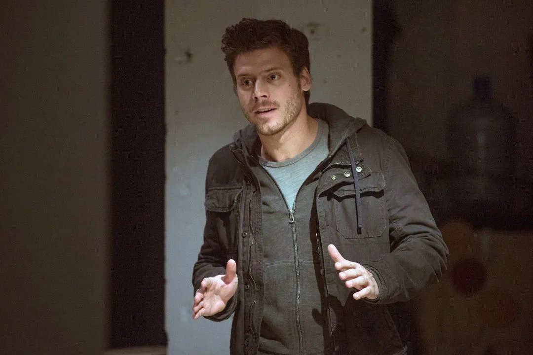 Weiche Schale; harter Kern: Oscar (Francois Arnaud) fackelt nicht lange. &copy; NBC