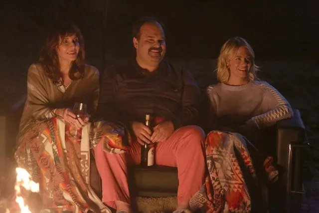 Gail (Mary Steenburgen); Todd (Mel Rodriguez) und Melissa (January Jones) leben ihre Dreiecksbeziehung. © FOX
