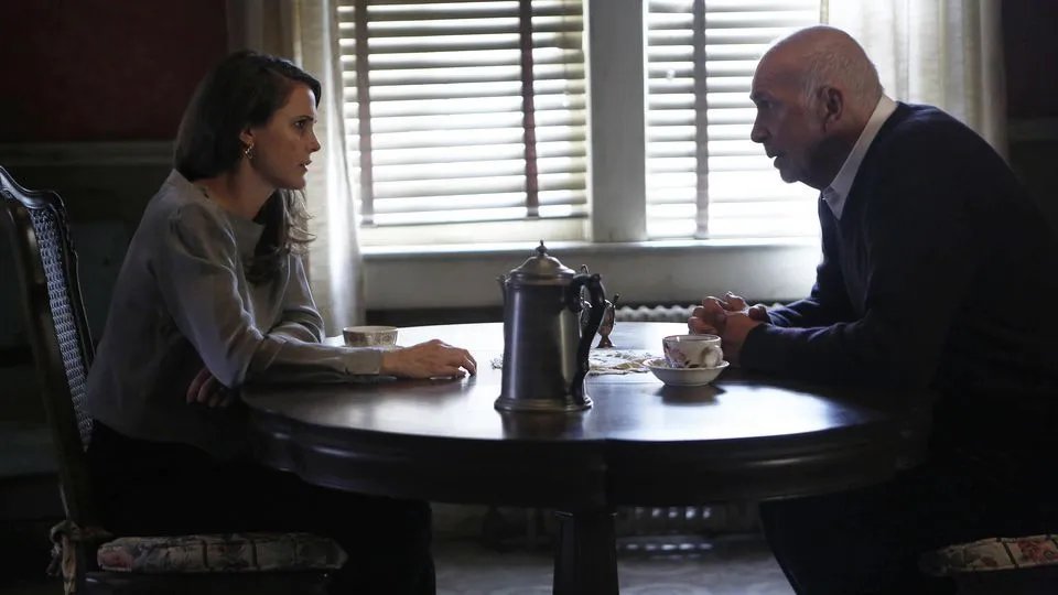 Schon wieder muss Gabriel (Frank Langella) gegenüber Elizabeth (Keri Russell) nachgeben. &copy; FX