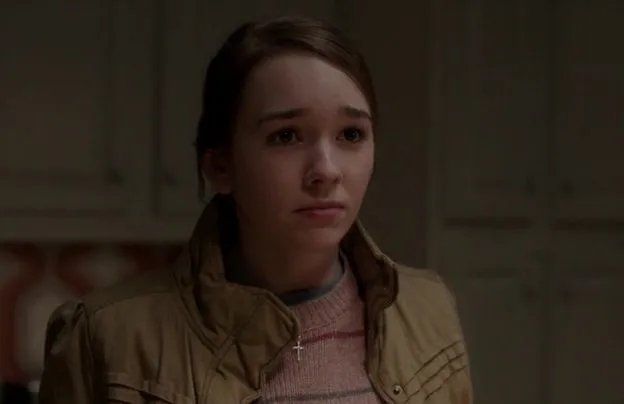 Paige (Holly Taylor) kann nicht glauben; was sie gerade hört. &copy; FX