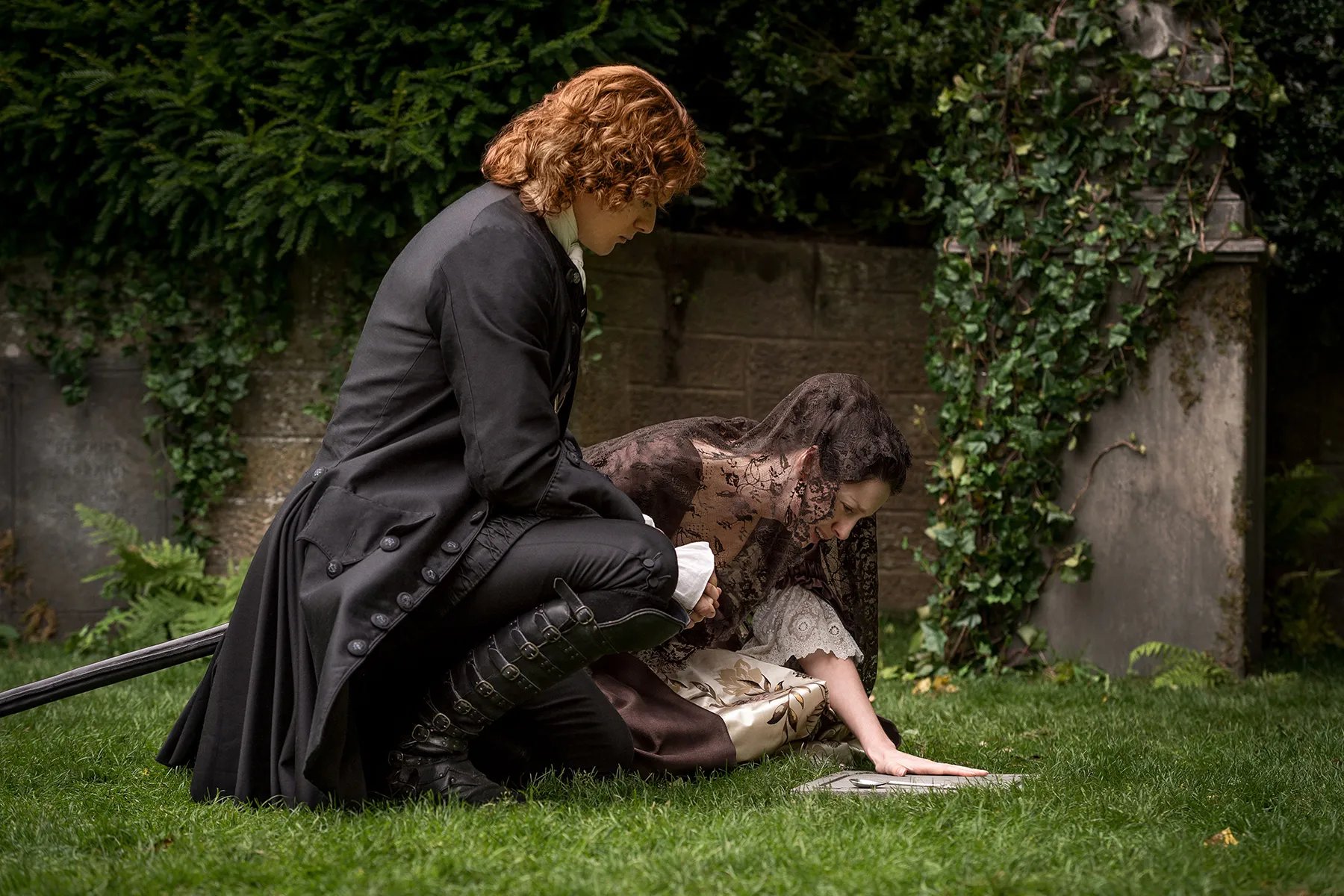 Jamie und Claire verabschieden sich von ihrem Baby in %26bdquo;Outlander%26ldquo;. &copy; Starz