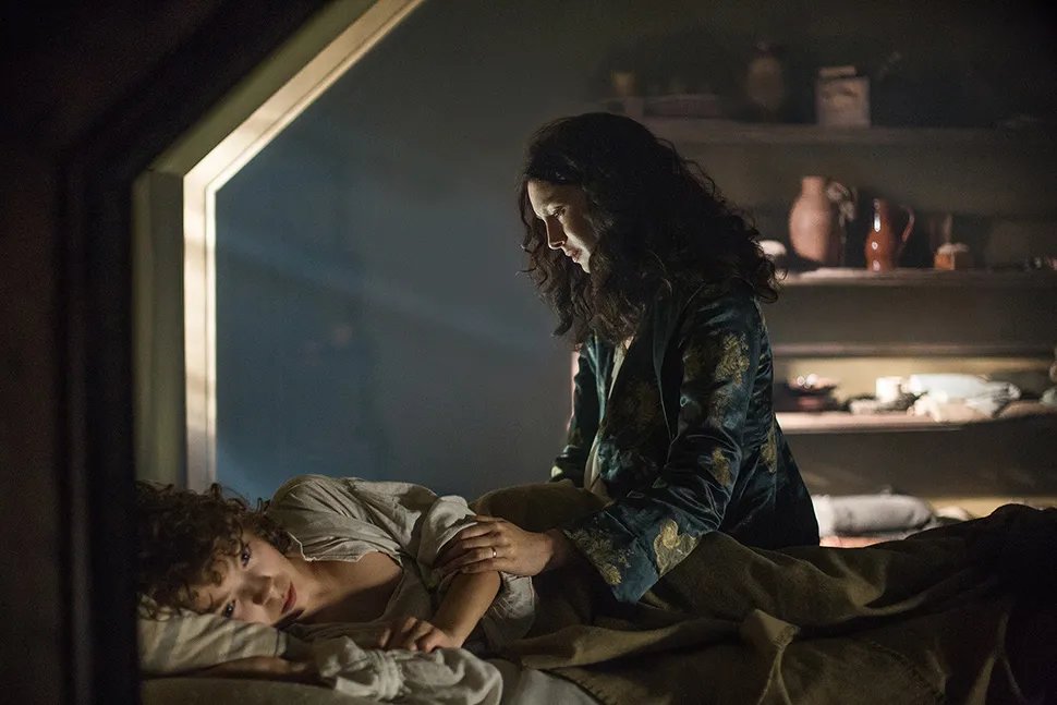 Claire kümmert sich um den Jungen in %26bdquo;Outlander%26ldquo;. &copy; Starz
