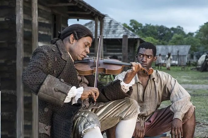 In Fiddler (Forest Whitaker; l.) findet Kunta (Malachi Kirby) einen Vertrauten. © History Channel