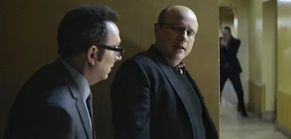 Auf der Flucht: Harold (Michael Emerson; l.) und Elias (Enrico Colantoni; r.). &copy; CBS