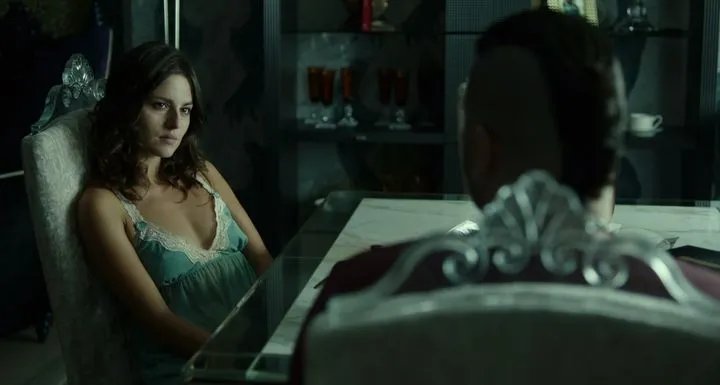 Azzurra (Ivana Lotito) macht sich berechtigte Sorgen um ihren Freund. &copy; Sky
