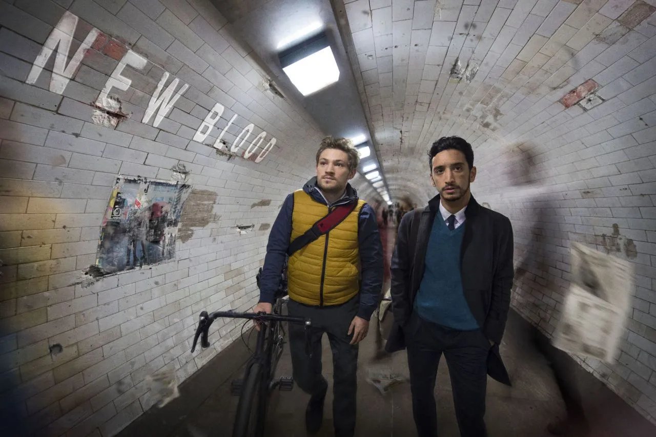 Stefan (Mark Strepan; l.) und Rash (Ben Tavassoli) verbindet nicht viel - außer die Liebe zum Rad. © BBC
