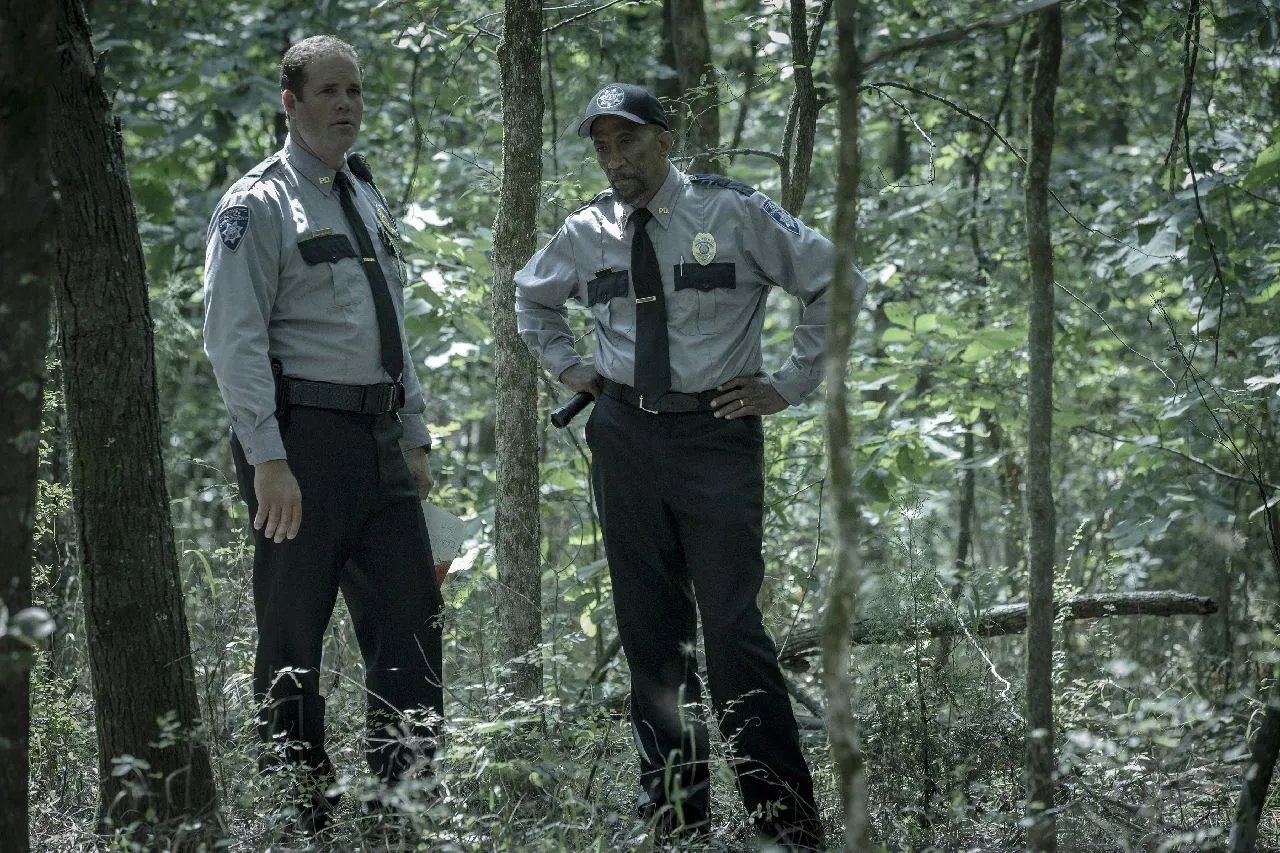 Chief Giles (Reg E. Cathey) entdeckt beunruhigende Spuren im Wald. &copy; Cinemax
