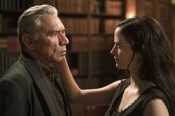In der Zwischenwelt treffen Kaetenay (Wes Studi) und Vanessa (Eva Green) aufeinander. &copy; Showtime