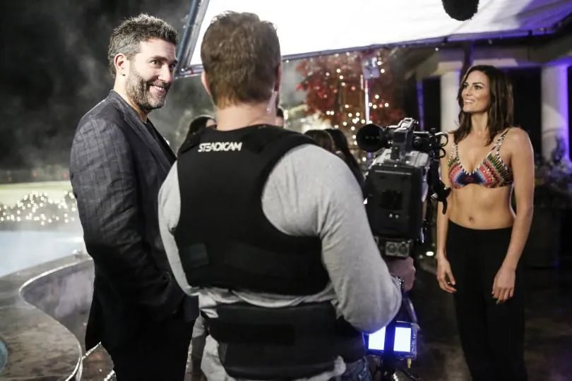 Chet (Craig Bierko; l.) und Jeremy (Josh Kelly) interviewen Yael (Monica Barbaro). &copy; Lifetime