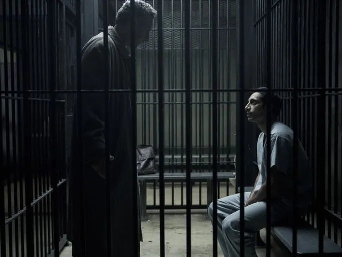 Erst am Ende der Pilotepisode lernen wir Anwalt Jack Stone (John Turturro; l.) kennen. &copy; HBO