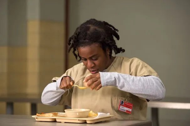 Suzanne (Uzo Aduba) löffelt lieber Wasser; statt in Fantasiewelten abzudriften. &copy; Netflix