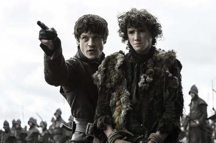 Ramsay (Iwan Rheon) und Rickon (Art Parkinson) in %26bdquo;The Battle of the Bastards%26ldquo; &copy; HBO