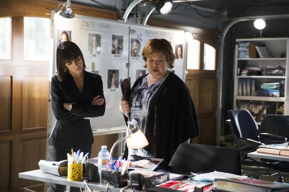 Quinn (Constance Zimmer; l.) ist auf der Suche nach neuen Opfern. &copy; Lifetime