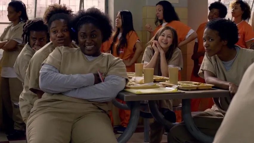 Gespannt beobachten die Mädels das Blind Date ihrer Freundin. &copy; Netflix