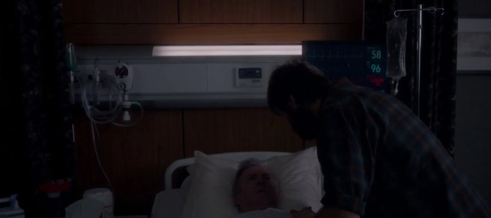 Was flĂŒstert Garrett (Antony Starr) seinem alten Herren zu? © CBS