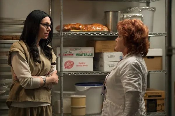 Alex (Laura Prepon; l.) erbittet sich Hilfe von Red (Kate Mulgrew). &copy; Netflix