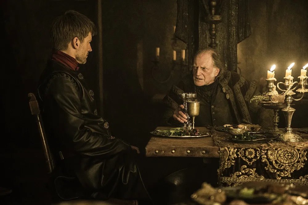 Jaime (Nikolaj Coster-Waldau) und Walder Frey (David Bradley) in %26bdquo;The Winds of Winter%26ldquo; &copy; HBO