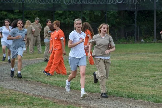 Beim Joggen kommt Piper (Taylor Schilling) eine Idee mit weitreichenden Konsequenzen. &copy; Netflix