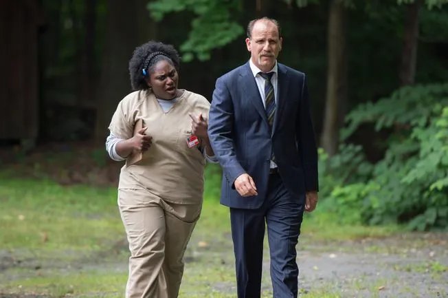 Caputo (Nick Sandow) könnte es bald bereuen; Taystee (Danielle Brooks) eingestellt zu haben. &copy; Netflix