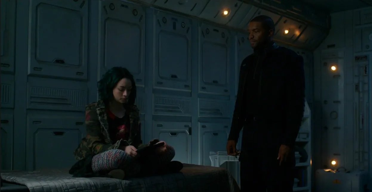 Jodelle Ferland und Roger R. Cross in %26bdquo;Dark Matter%26ldquo; © Syfy