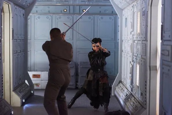 Alex Mallari Jr. und Ellen Wong in %26bdquo;Dark Matter%26ldquo; © Syfy