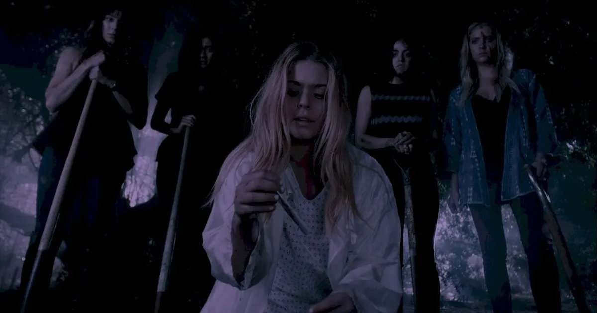 Die Freundinnen beim Grabausheben in %26bdquo;Pretty Little Liars%26ldquo;. © Freeform