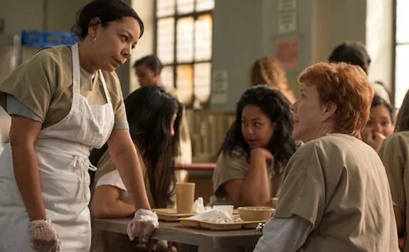 Gloria (Selenis Leyva; l.) und Jane (Beth Fowler) wollen Sophia helfen. &copy; Netflix