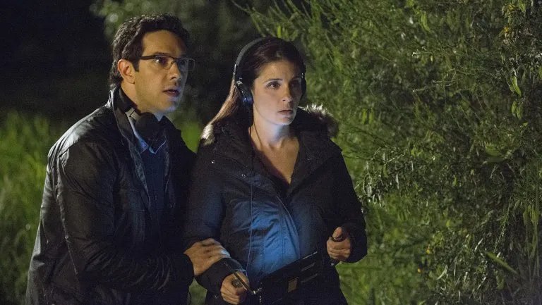 Coleman (Michael Rady) und Rachel (Shiri Appleby) begehen eine abscheuliche Tat. &copy; Lifetime