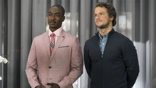 Darius (B.J. Britt; l.) bekommt Datingtipps von Adam (Freddie Stroma). &copy; Lifetime