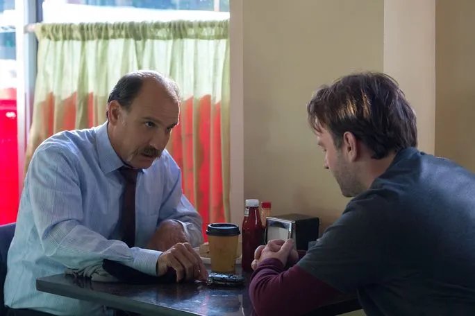 Caputo (Nick Sandow; l.) versucht; vergangene Missetaten wiedergutzumachen. &copy; Netflix