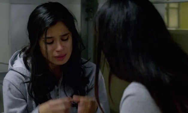 Maritza (Diane Guerrero) vertraut sich ihrer Freundin an. &copy; Netflix