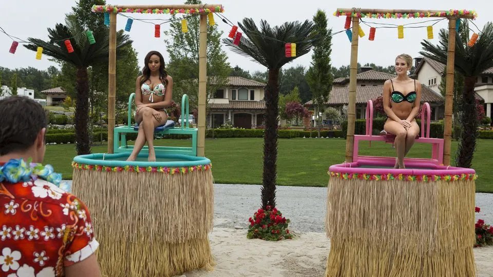 Chantal (Meagan Tandy; l.) und Tiffany (Tim Matula) sind immer noch im Rennen. &copy; Lifetime