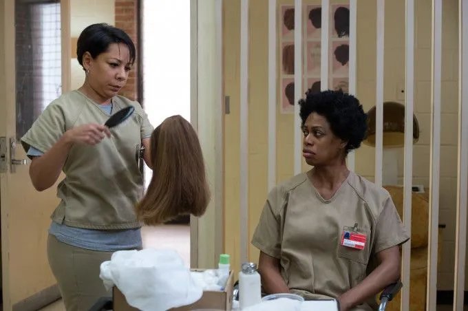 Gloria (Selenis Leyva; l.) hilft Sophia (Laverne Cox) bei der Rehabilitation. &copy; Netflix