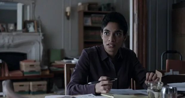 Chandra (Amara Karan) kann von John noch viel lernen. &copy; HBO