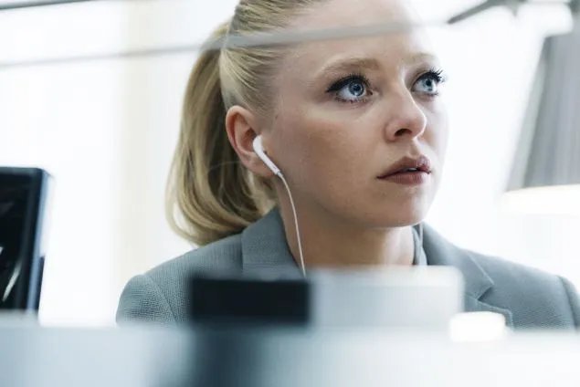Angela (Portia Doubleday) versucht sich als Spionin. &copy; USA Network