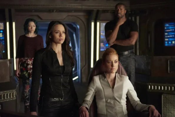 Die Streitkräfte von Alica Reynaud sind der Raza bereits auf den Fersen. © Syfy