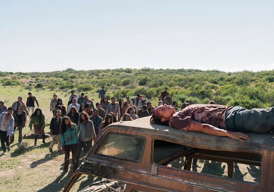 Nick spielt tot auf einem Szenenfoto aus der %26bdquo;Fear the Walking Dead%26ldquo;-Folge %26bdquo;Grotesque%26ldquo; (2x08) &copy; AMC